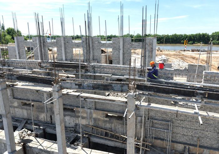 Công nhân miệt mài thi công trên công trường trọng điểm.