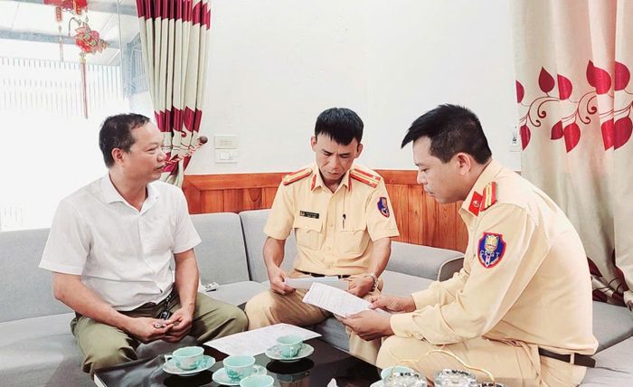 Cán bộ Đội Cảnh sát đường thủy số 2 kiểm tra tại các địa bàn được quản lý.