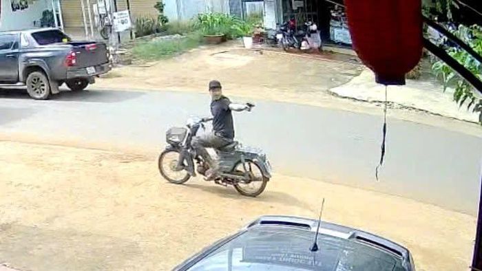Đối tượng vừa bỏ chạy vừa chĩa súng đe dọa người.