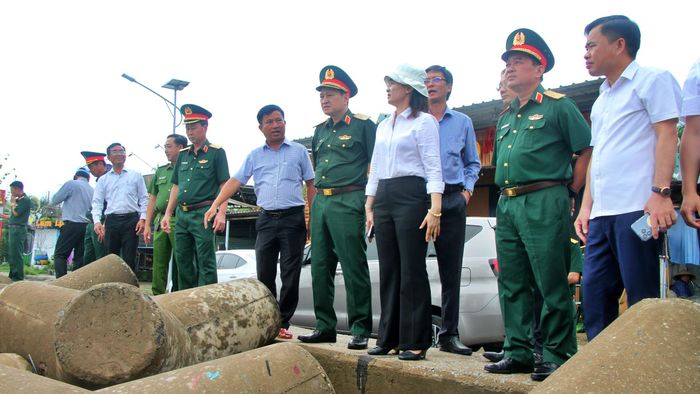 Đoàn kiểm tra thực tế tại khu vực kè chắn sóng Gành Hào.
