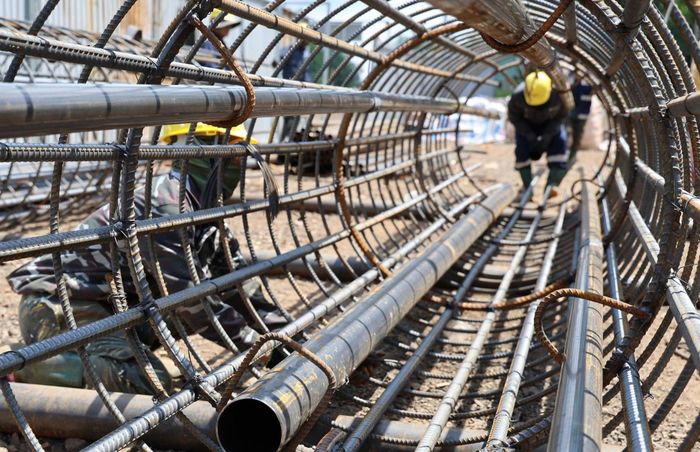 Công nhân thi công sắt thép phục vụ dự án.