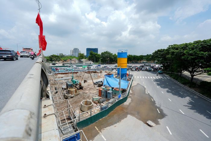 Khu vực trung tâm nút giao được quây tôn, phục vụ thi công đào hầm, lắp đặt hệ thống kỹ thuật ngầm và triển khai các hạng mục chính của dự án.