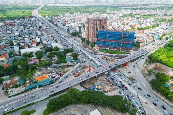 Dự án xây dựng hầm chui tại nút giao Cổ Linh được khởi công từ đầu tháng 10/2025, với tổng mức đầu tư gần 750 tỷ đồng từ ngân sách TP Hà Nội. Công trình được xác định là một trong những dự án hạ tầng giao thông trọng điểm, góp phần giải quyết áp lực giao thông ngày càng gia tăng tại cửa ngõ phía Đông Thủ đô.