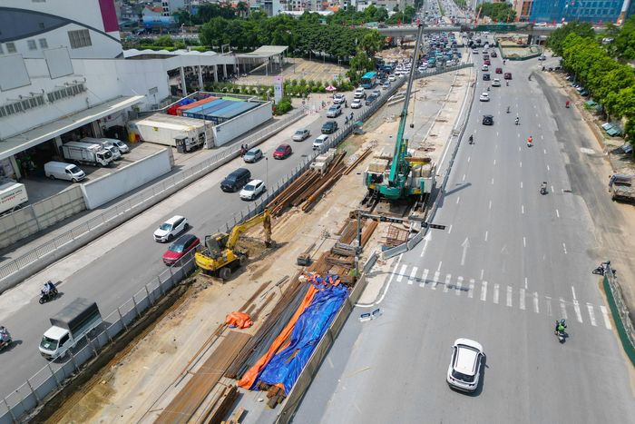 Theo Ban Quản lý dự án Đầu tư xây dựng các công trình giao thông Hà Nội, nhiều hạng mục của công trình đang từng bước thành hình. Trên công trường, các nhà thầu huy động máy móc, thiết bị và nhân lực, tổ chức thi công theo hình thức cuốn chiếu, tập trung vào kết cấu hầm, đường dẫn và hệ thống hạ tầng kỹ thuật. Mục tiêu là thông xe kỹ thuật hầm chui trước Tết Nguyên đán Đinh Mùi 2027.
