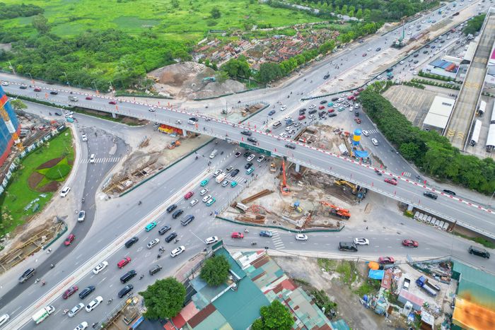 Theo thiết kế, điểm đầu hầm chui kết nối với dự án cầu Vĩnh Tuy giai đoạn 2, cách nút giao với đường Cổ Linh khoảng 400m. Điểm cuối hầm nối với đường Đàm Quang Trung hiện hữu, cách vị trí giao cắt khoảng 1.000m.