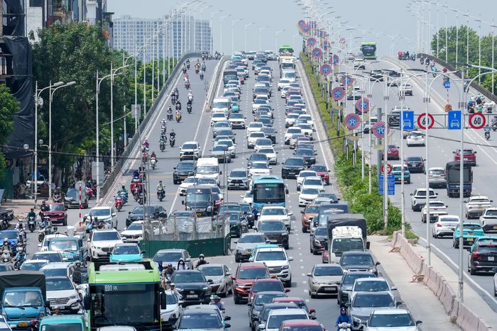 Dòng phương tiện nhích từng chút một...