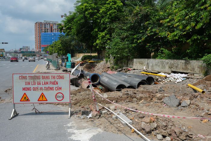 Nhiều đoạn mặt đường được đào mở để phục vụ lắp đặt đường ống. Khu vực thi công được quây rào, bố trí biển cảnh báo và hạn chế tốc độ nhằm bảo đảm an toàn cho người và phương tiện lưu thông qua khu vực.