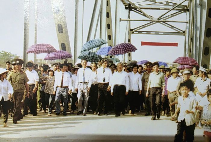 Tổng Bí thư Đỗ Mười thăm cầu Yên Bái năm 1992, đây là cây cầu kiên cố đầu tiên bắc qua sông Hồng ở tỉnh Yên Bái (cũ) mang ý nghĩa rất lớn. Cây cầu mở thêm một tuyến kết nối, tạo điều kiện thuận lợi cho người dân đi lại, vận chuyển hàng hóa và giao thương giữa các khu vực.