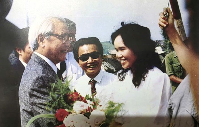 Ngành GTVT tặng hoa Thủ tướng Chính phủ Võ Văn Kiệt trong chuyến thăm cầu Yên Bái năm 1997. Những nhịp cầu vươn qua sông Hồng không chỉ mang phương tiện qua lại mà còn chứng kiến những đổi thay của Yên Bái trong suốt hơn ba thập kỷ. Từ những chuyến xe chở nông sản, hàng hóa đến những người dân đi làm, đi học, cây cầu dần trở thành một phần quen thuộc trong đời sống.