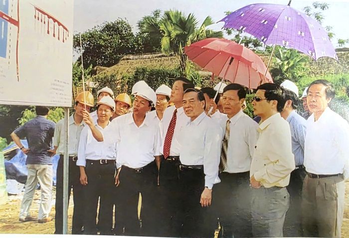 Thủ tướng Phan Văn Khải thăm công trường thi công cầu Yên Bái năm 1991. Cầu có vị trí tại Km280+500, quốc lộ 37, có chiều dài 305m, bề rộng toàn cầu khoảng 12,8m, trong đó phần xe chạy rộng 7m. Cầu gồm 6 nhịp, với sơ đồ nhịp 32,625m + 33,1m + 33,1m + 33,3m + 82,5m + 82,5m. Công trình mang kết cấu đặc trưng của thời kỳ xây dựng đầu những năm 1990, với các nhịp bê tông cốt thép dự ứng lực kết hợp giàn thép.