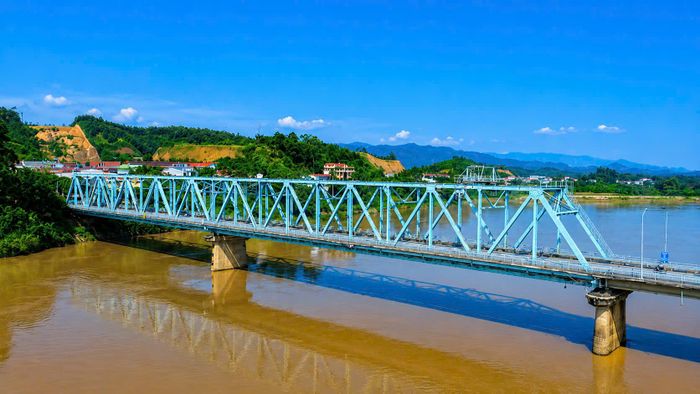 Đến tháng 10/2025 do ảnh hưởng hoàn lưu bão số 10 (Bualoi) gây mưa lớn kéo dài, kết hợp lũ thượng nguồn, mực nước sông Thao tại khu vực cầu Yên Bái đã vượt báo động 3 hơn 2,4m. Đáng chú ý, vào khoảng 2h sáng 30/9, một tàu hút cát trôi tự do từ thượng nguồn đã va vào trụ, dầm cầu, tiềm ẩn nguy cơ mất an toàn công trình.