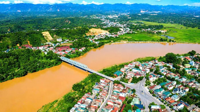 Theo chủ trương được phê duyệt, công trình sẽ xây dựng cầu vĩnh cửu bắc qua sông Hồng, rộng 20,5m, mặt cầu được thảm bê tông nhựa. Hai đầu cầu được thiết kế kết nối đồng bộ với hệ thống giao thông hiện hữu. Một đầu cầu đấu nối với nút giao đường Nguyễn Thái Học; đầu còn lại vuốt nối vào tuyến đường hiện trạng với chiều dài khoảng 50m. Hệ thống an toàn giao thông và các hạng mục phụ trợ cũng được đầu tư đồng bộ.