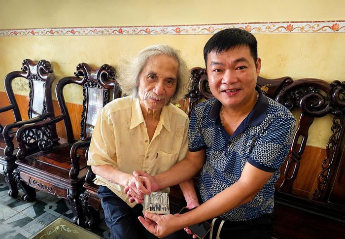 Trong số những người từng ghi lại hình ảnh cây cầu ở những năm tháng đầu tiên có nhà báo, nhà văn Hoàng Thế Sinh ở phường Yên Bái, tỉnh Lào Cai. Là người gắn bó lâu năm với Yên Bái và công tác báo chí địa phương, ông từng có mặt trong những sự kiện quan trọng của tỉnh. Những bức ảnh ông ghi lại về cầu Yên Bái đã lưu giữ một phần ký ức của công trình từ những ngày đầu.