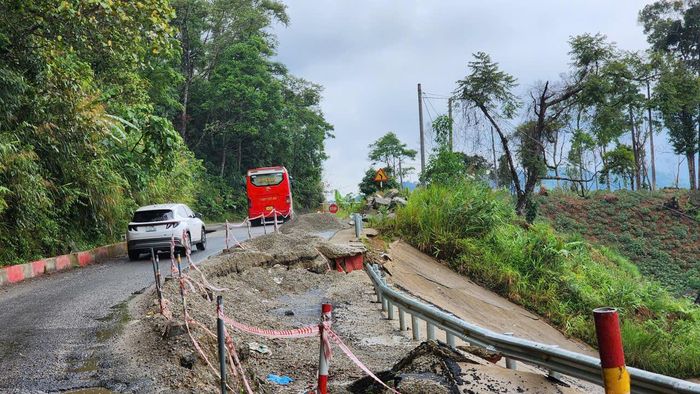 Tuyến đường đoạn qua đèo Vi Ô Lắk thường xuyên xảy ra sạt lở.