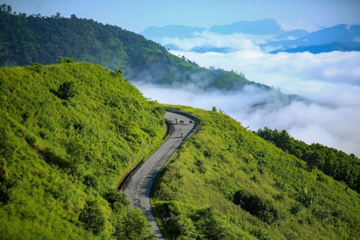 QL24 đoạn Km32-Km89 đèo dốc quanh co, nhiều đoạn đi qua núi cao, vực sâu.