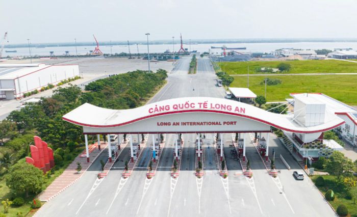 Cảng quốc tế Long An là một trong những đầu mối kết nối hàng hóa của khu vực.