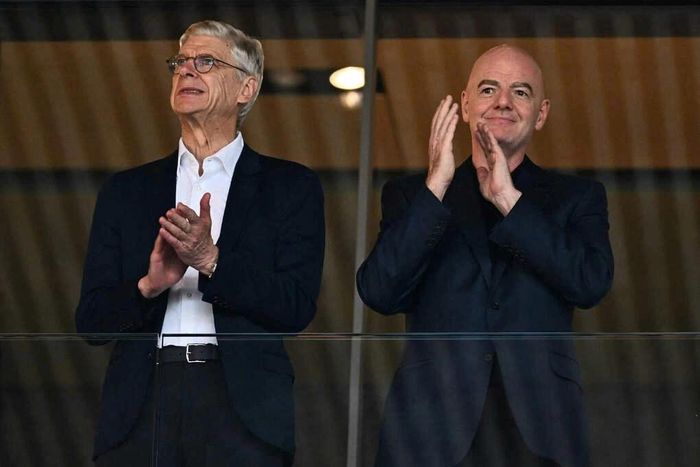 Ông Gianni Infantino (phải) có nguy cơ mất ghế Chủ tịch FIFA. 