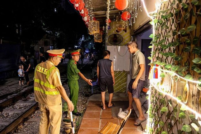 Công an Hà Nội tuần tra cả ngày lẫn đêm tại những khu vực có đường sắt đi qua.