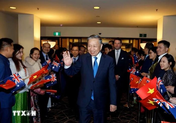 Cán bộ, nhân viên Đại sứ quán, cộng đồng người Việt Nam tại Australia đón Tổng Bí thư, Chủ tịch nước Tô Lâm. Ảnh: TTXVN
