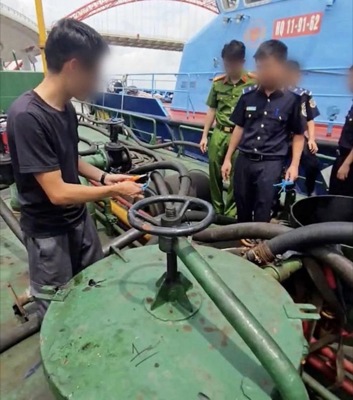 Hải quan bắt giữ lô dầu FO và sơn không rõ nguồn gốc trên vùng biển Hải Phòng. Ảnh: Cục HQ