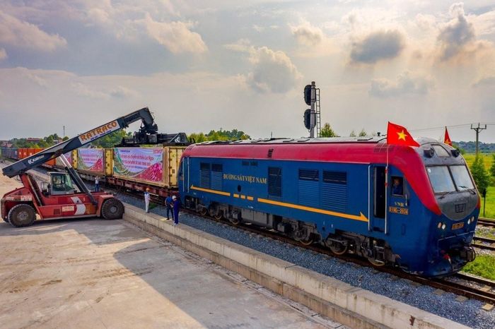 Một đoàn tàu chở hàng hóa liên vận quốc tế của Tổng Công ty Đường sắt Việt Nam.