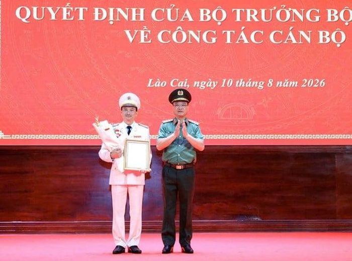 Bộ Công an trao quyết định điều động, bổ nhiệm Đại tá Trịnh Khắc Cường giữ chức Giám đốc Công an tỉnh Lào Cai. Ảnh: Cổng TTĐT Lào Cai