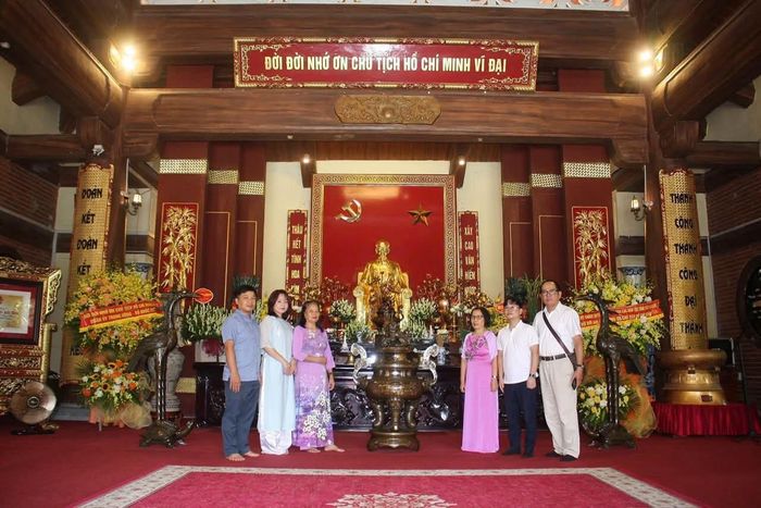 Đoàn Văn phòng công chứng Trần Lệ Tần dâng hương nhà tưởng niệm Bác Hồ ( ATK ) , Ảnh:  Thành  Đô 