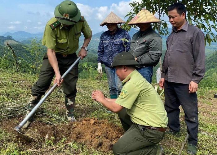 Cán bộ kiểm lâm hướng dẫn người dân trồng rừng