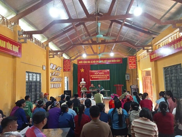Cán bộ kiểm lâm phối hợp cùng lực lượng chức năng tuyên truyền bảo vệ rừng