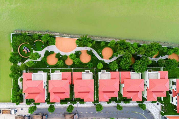 Cảnh quan xanh được tổ chức đan xen cùng mặt nước, tạo nên những khoảng nghỉ giữa lòng đô thị.