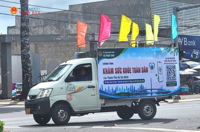 Trạm Y tế xã Ngãi Giao cũng đăng ký 3 bác sĩ luân phiên có thời hạn đến công tác. Trong ảnh, xe tuyên truyền kêu gọi người dân tham gia khám sức khỏe định kỳ Ảnh: Quang Phương