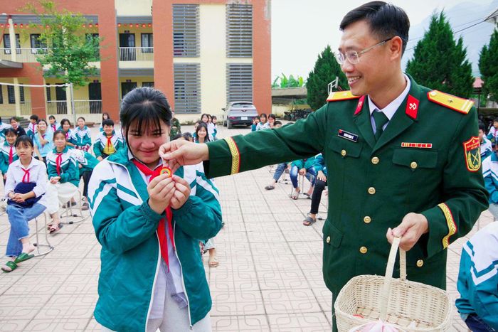 Móc khóa pháp luật được cán bộ Lữ đoàn 239 trao tận tay học sinh, góp phần đưa kiến thức pháp luật đến gần hơn với thế hệ trẻ. Ảnh: Ngọc Nga