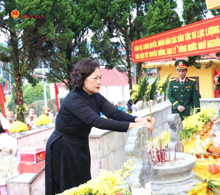 Phó Chủ tịch Quốc hội Nguyễn Thị Hồng dâng hương, dâng hoa bày tỏ lòng tri ân sâu sắc trước anh linh các Anh hùng liệt sĩ