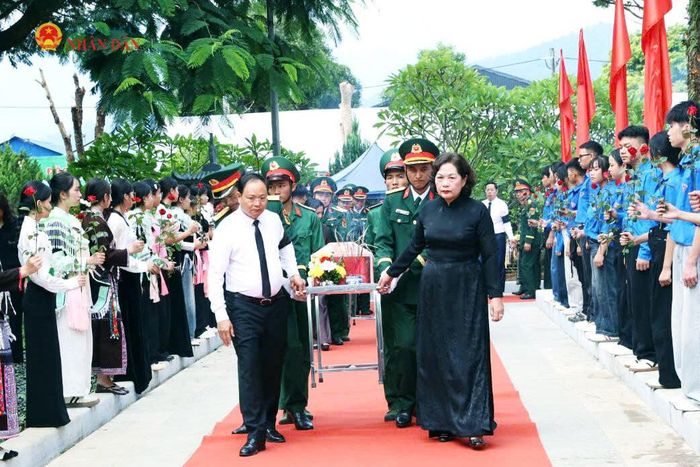 Phó Chủ tịch Quốc hội Nguyễn Thị Hồng và các đại biểu đưa hài cốt các Anh hùng liệt sĩ về nơi an nghỉ tại Nghĩa trang Liệt sĩ Bình Lư