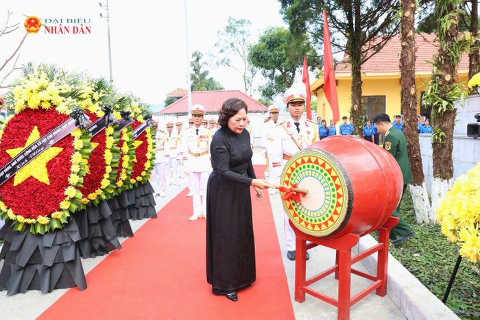 Phó Chủ tịch Quốc hội Nguyễn Thị Hồng thực hiện nghi thức thỉnh trống kính báo anh linh các Anh hùng liệt sĩ