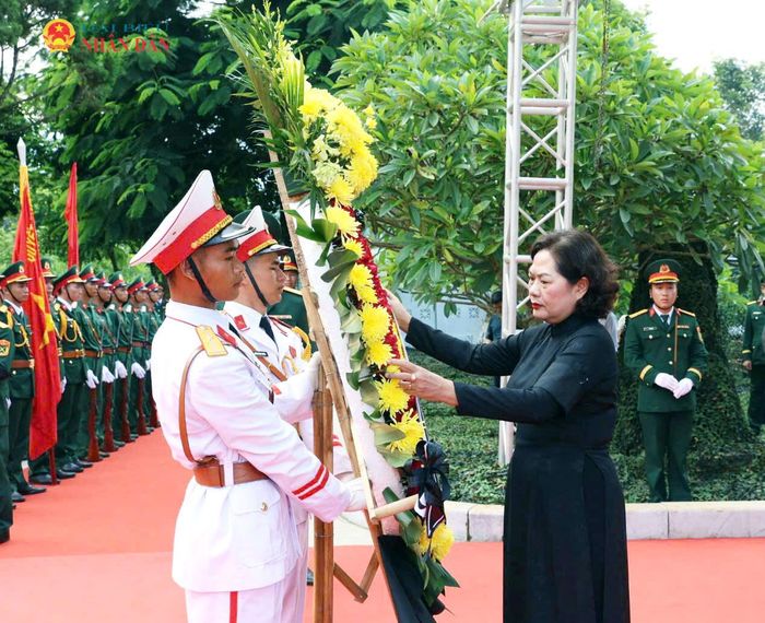 Phó Chủ tịch Quốc hội Nguyễn Thị Hồng dâng hoa bày tỏ lòng tri ân sâu sắc trước anh linh các Anh hùng liệt sĩ