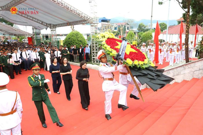 Phó Chủ tịch Quốc hội Nguyễn Thị Hồng và các đại biểu dâng hương, dâng hoa bày tỏ lòng tri ân sâu sắc trước anh linh các Anh hùng liệt sĩ