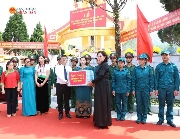 Phó Chủ tịch Quốc hội Nguyễn Thị Hồng tặng quà các lực lượng tìm kiếm, quy tập