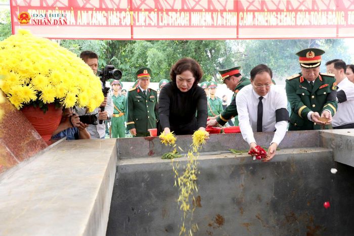 Phó Chủ tịch Quốc hội Nguyễn Thị Hồng và các đại biểu đưa hài cốt các Anh hùng liệt sĩ về nơi an nghỉ tại Nghĩa trang Liệt sĩ Bình Lư