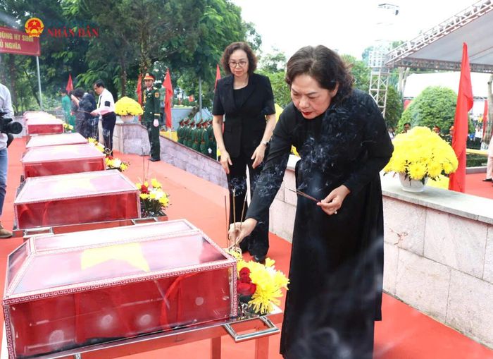 Phó Chủ tịch Quốc hội Nguyễn Thị Hồng thắp hương tri ân các Anh hùng liệt sĩ