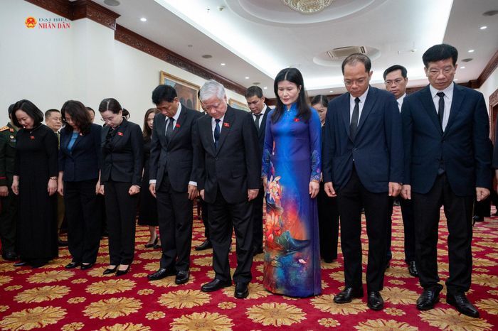 Phó Chủ tịch Thường trực Quốc hội Đỗ Văn Chiến và Đoàn đại biểu Quốc hội viếng Chủ tịch Quốc hội Lào Saysomphone Phomvihane