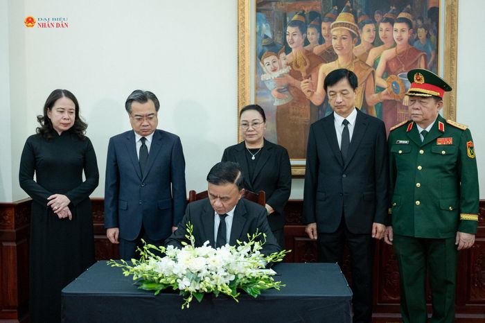 Thường trực Ban Bí thư Trần Cẩm Tú ghi sổ tang tưởng niệm Chủ tịch Quốc hội Lào Saysomphone Phomvihane