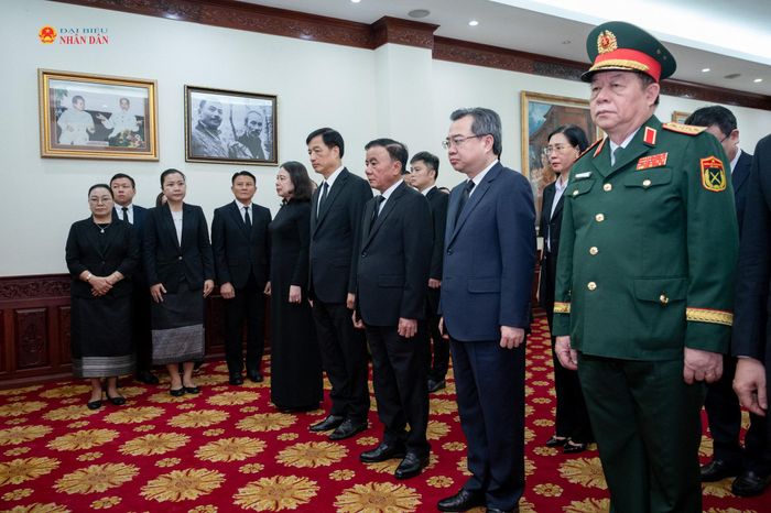 Đoàn lãnh đạo Đảng, Nhà nước do Thường trực Ban Bí thư Trần Cẩm Tú làm trưởng đoàn viếng Chủ tịch Quốc hội Lào Saysomphone Phomvihane