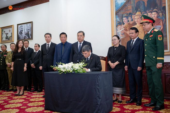 Thủ tướng Chính phủ Lê Minh Hưng ghi sổ tang, tưởng niệm Chủ tịch Quốc hội Lào Saysomphone Phomvihane