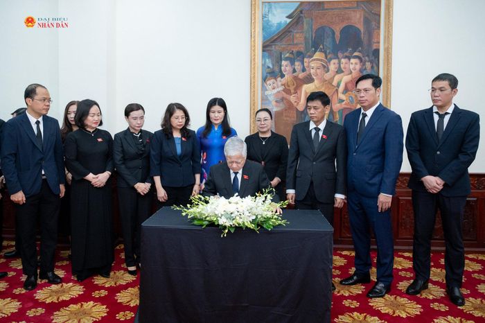 Phó Chủ tịch Thường trực Quốc hội Đỗ Văn Chiến ghi sổ tang, tưởng niệm Chủ tịch Quốc hội Lào Saysomphone Phomvihane