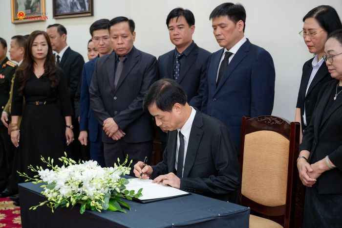 Trưởng Ban Tổ chức Trung ương Nguyễn Duy Ngọc ghi sổ tang, tưởng niệm Chủ tịch Quốc hội Lào Saysomphone Phomvihane
