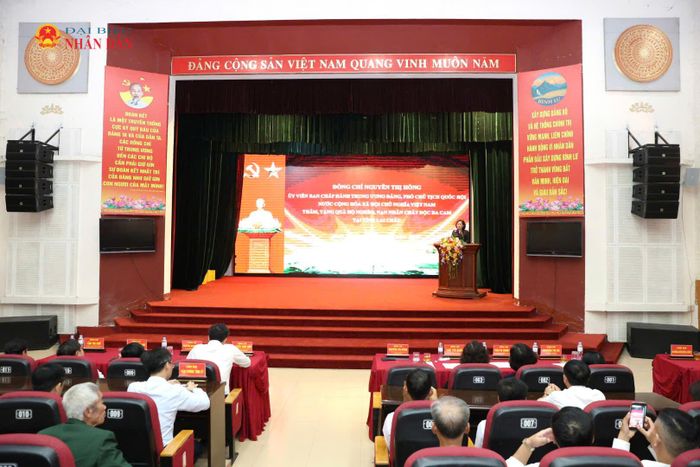 Quang cảnh buổi trao quà