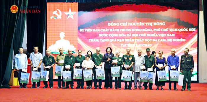 Phó Chủ tịch Quốc hội Nguyễn Thị Hồng chụp hình lưu niệm cùng các hộ nghèo, nạn nhân chất độc da cam tại xã Bình Lư, Lai Châu