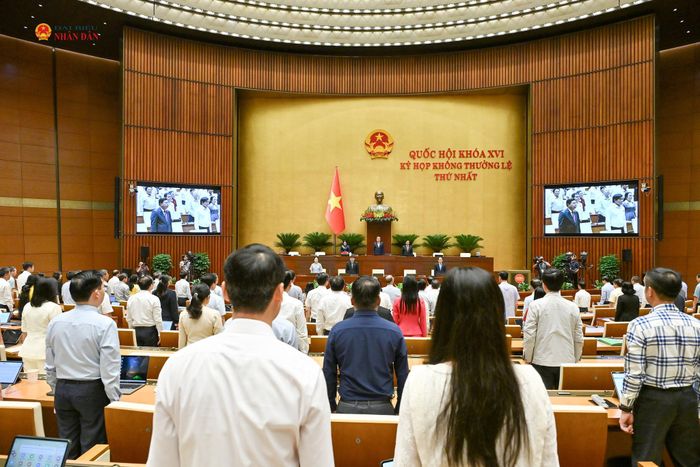 Quốc hội dành 1 phút mặc niệm tưởng nhớ Chủ tịch Quốc hội Lào Saysomphone Phomvihane. Ảnh: Lâm Hiển