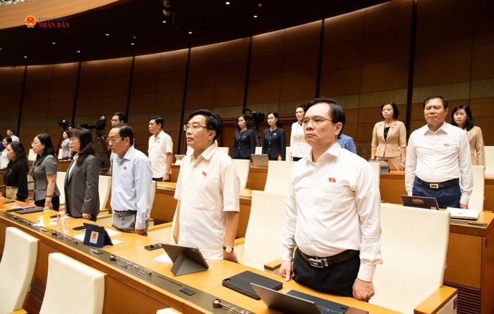 Các đại biểu Quốc hội dành 1 phút mặc niệm tưởng nhớ Chủ tịch Quốc hội Lào Saysomphone Phomvihane. Ảnh: Lâm Hiển